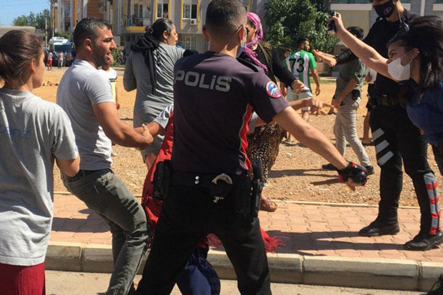 İstanbulda iki ailə arasında dava düşdü: Bir-birinə daş və taxta parçaları ilə hücum etdilər - VİDEO
