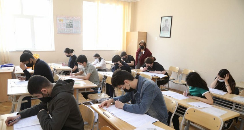 Mobil telefona görə 3 nəfər imtahandan xaric olunub