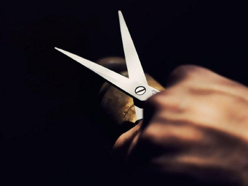 Gənc oğlan parkda qayçı ilə sinəsindən vuruldu - AZƏRBAYCANDA