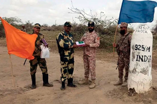 Hindistan və Pakistan sərhədçiləri bayramlaşdılar