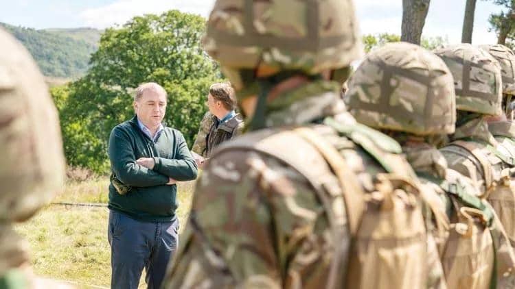 10 min ukraynalı əsgər İngiltərədə təlim keçəcək