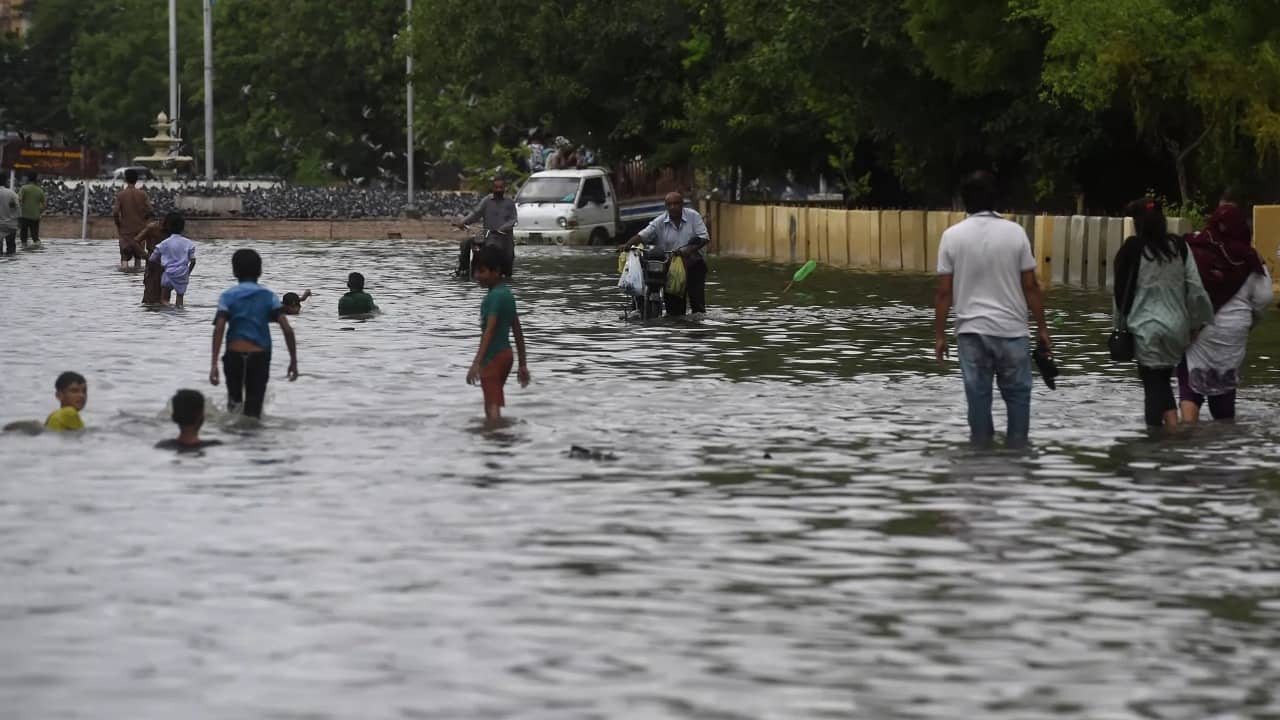 Pakistanda güclü yağışlar nəticəsində onlarla insan ölüb