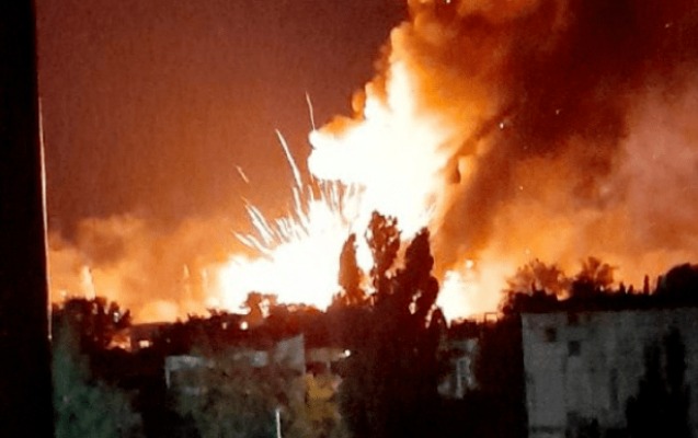 Ukrayna Xersonda silah-sursat anbarını vurdu - Video