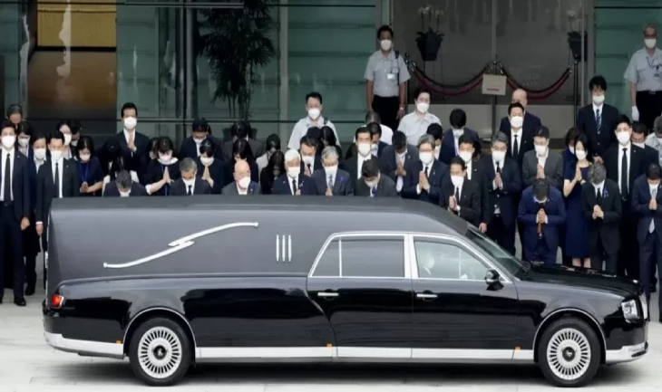 Sindzo Abe dəfn edilib