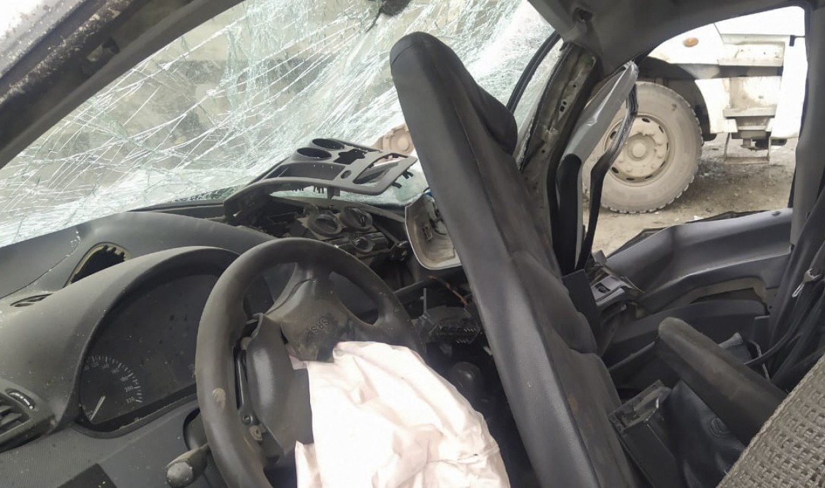 Oğuzda avtomobil ağaca çırpılıb, üç nəfər xəsarət alıb