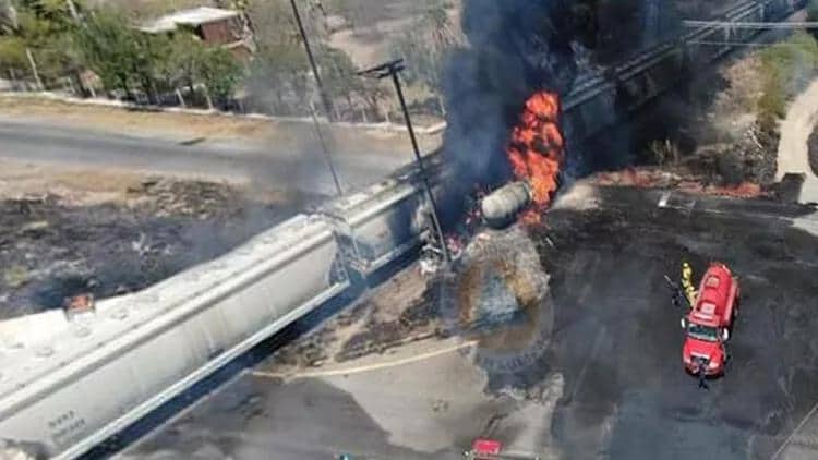 Meksikada qatarın vurduğu neft tankeri partlayıb