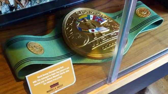 Nelson Mandelaya hədiyyə edilən boks üzrə dünya çempionluq kəməri OĞURLANIB