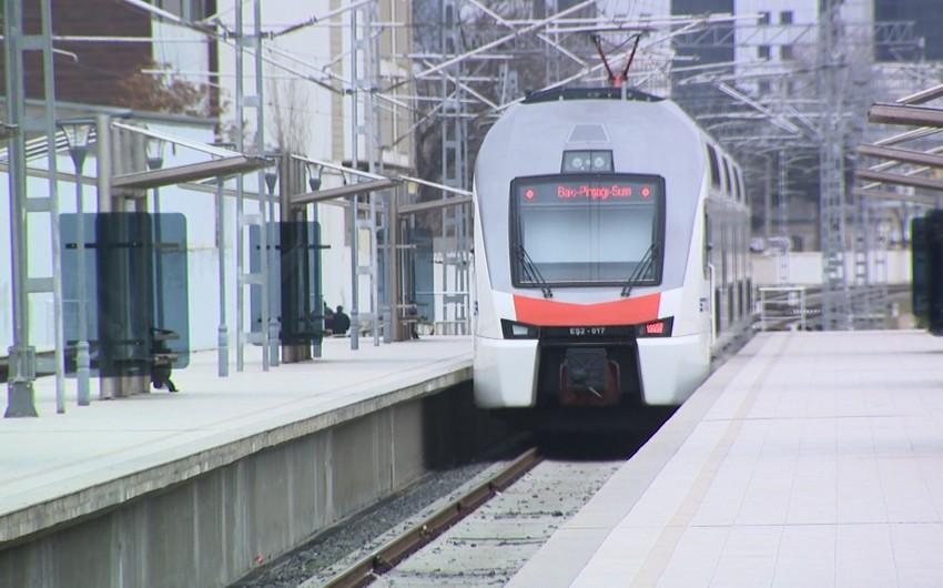 Bakı-Sumqayıt qatarının şüşələrini daşla sındıran azyaşlılar saxlanılıb