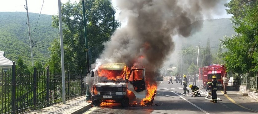 Oğuzda sərnişin mikroavtobusu yanıb