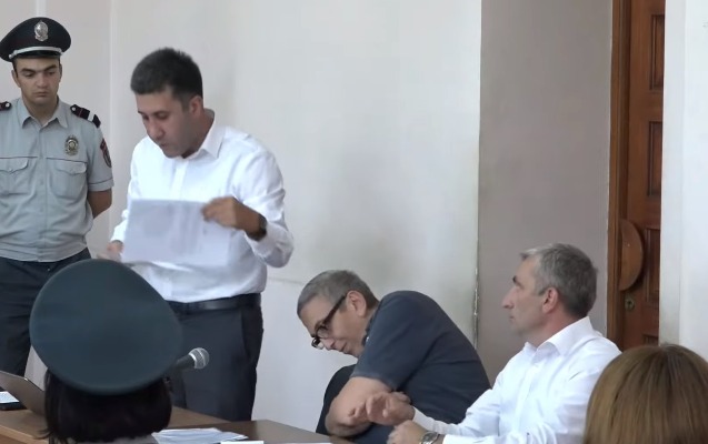 Erməni prodüser məhkəmə zalında öldü - Video