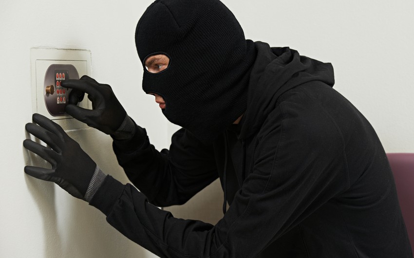 Qubada içərisində 125 min manat və 10 min dollar pul olan seyf oğurlanıb