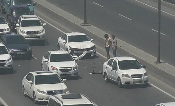 Bakıda xanım sürücü oğlanla əlbəyaxa oldu - VİDEO