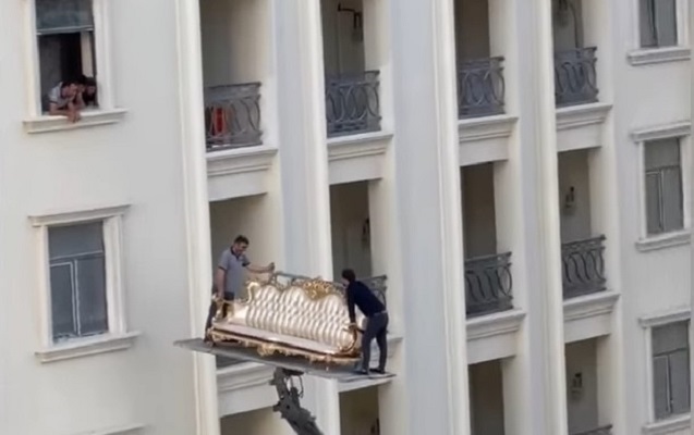 Bakıda divanı 10-cu mərtəbəyə belə qaldırdılar - Video