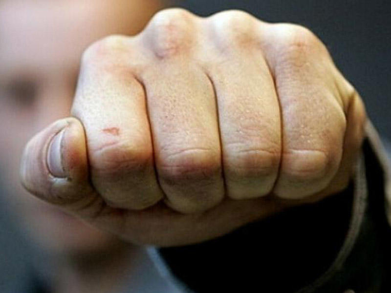 Sumqayıtda 50 yaşlı kişi rayona getmək istəməyən arvadını döydü - TƏFƏRRÜAT