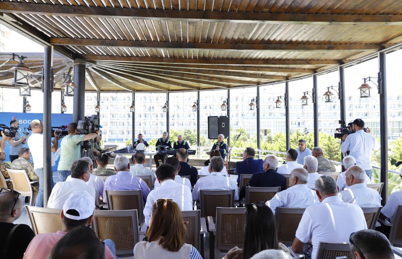 Milli Mətbuat Günü münasibətilə yerli və xarici media nümayəndələrinin “Neft Daşları”na səfəri təşkil olunub