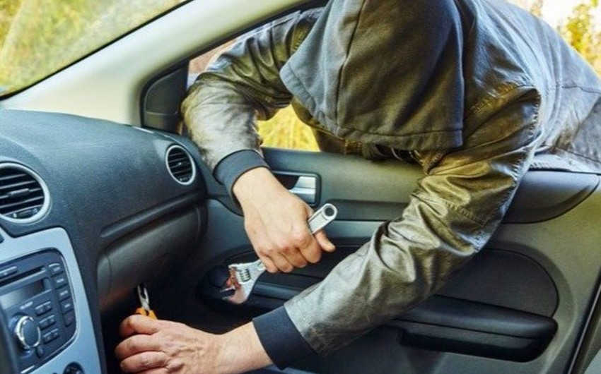 Bakıda “Range Rover”dən içərisində 920 manat olan çanta oğurlanıb