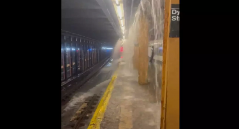 ABŞ-da metro stansiyası suyun altında qaldı - VİDEO