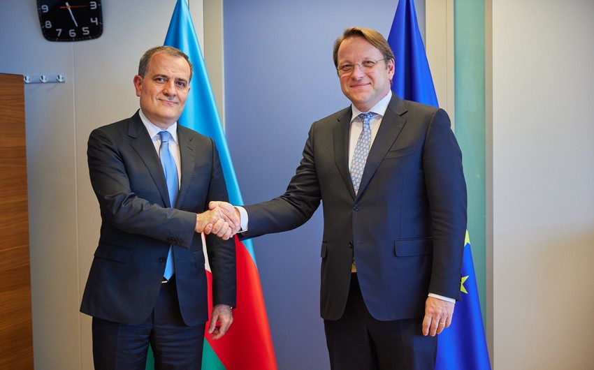 Ceyhun Bayramov Avropa Komissarı ilə Cənubi Qafqazdakı vəziyyəti müzakirə edib