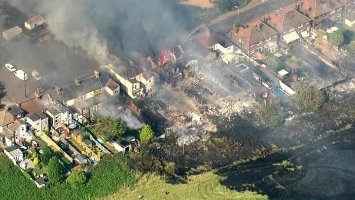 Meşə yanğınları davam edir: Binalar yarasız hala düşüb