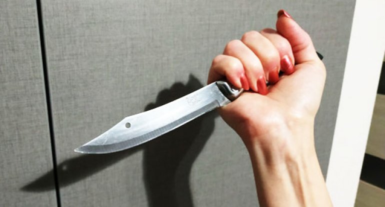 Bakıda metronun yanında dava düşdü: Qadın kişini bıçaqladı