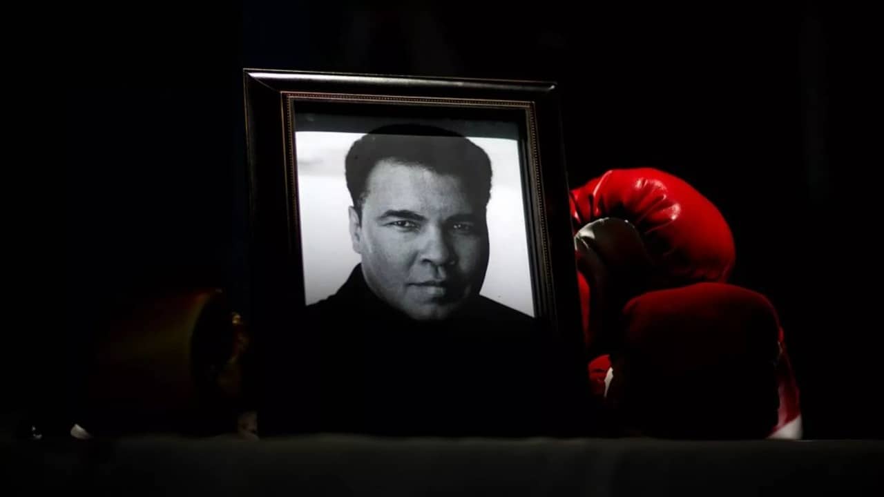 Məhəmməd Əlinin çempionluq kəməri 6,18 milyon dollara satılıb