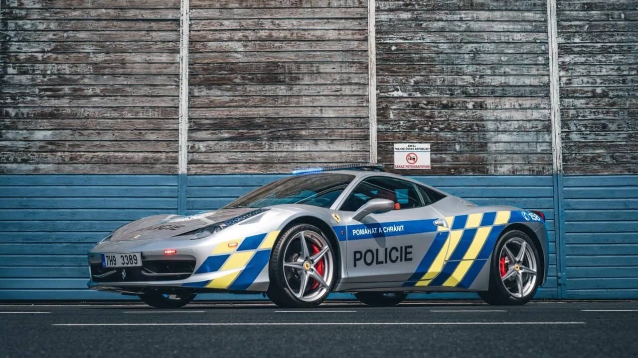 Çex polisi ələ keçirilən “Ferrari”ni polis maşınına çevirib
