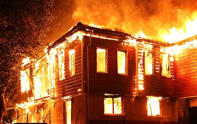 Yeniyetmələr 65 manata görə iki qadını öldürüb evi yandırdı