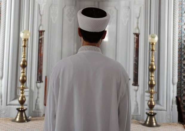 Azərbaycanda tükürpədici hadisə: Molla azyaşlı oğlanla cinsi əlaqədə olarkən tutuldu - Görün kimdir