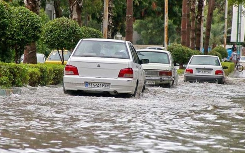 İranın 12 əyalətində avtomobil yollarını su basıb, ölənlər var