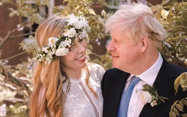 Consonun xanımı toyuna 52 manatlıq gəlinlik geyindi