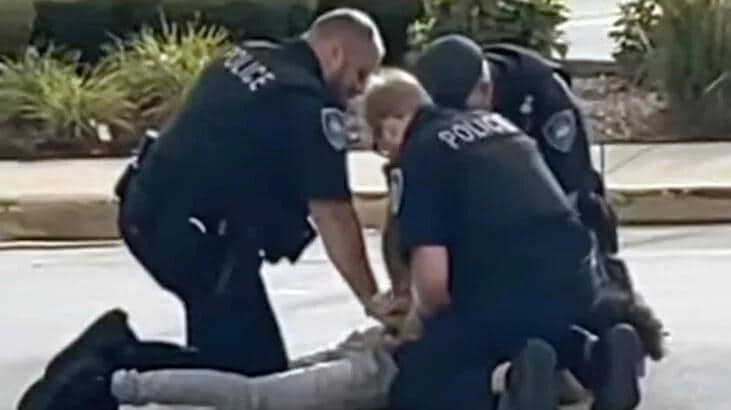 ABŞ-da 17 yaşlı yeniyetmə polis tərəfindən dəfələrlə yumruqlanıb