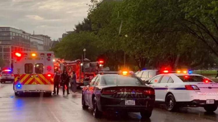 Ağ Evin yanındakı parka ildırım düşüb: 4 nəfər ağır YARALANIB