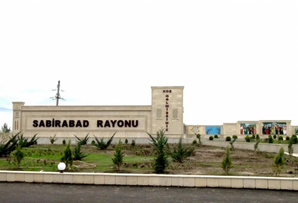 Məktəbli oğlan xalası qızına təcavüz etmək istədi, oxlovla döyüldü - Sabirabadda ŞOK OLAY