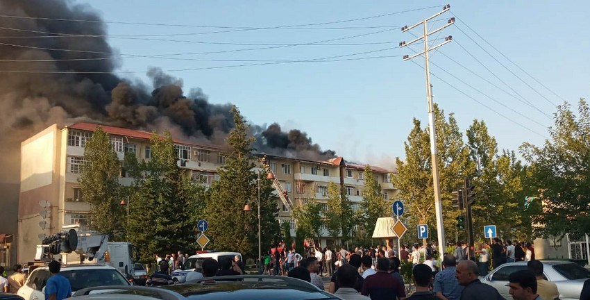Yevlaxda çoxmənzilli yaşayış binası yanır