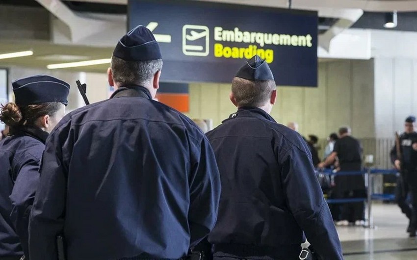 Fransada hava limanında polis bir nəfəri güllələyərək öldürüb