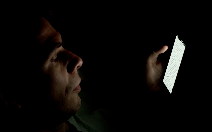 Səhiyyə Nazirliyi qaranlıqda telefon və planşet istifadə edənlərə xəbərdarlıq edib