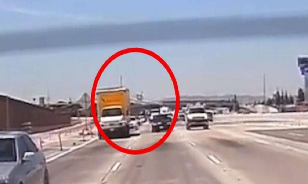 ABŞ-da magistral yolda qəzaya uğrayan təyyarə yanıb