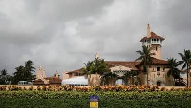 FBI Trampın evində 10 qutu sənədi müsadirə edib