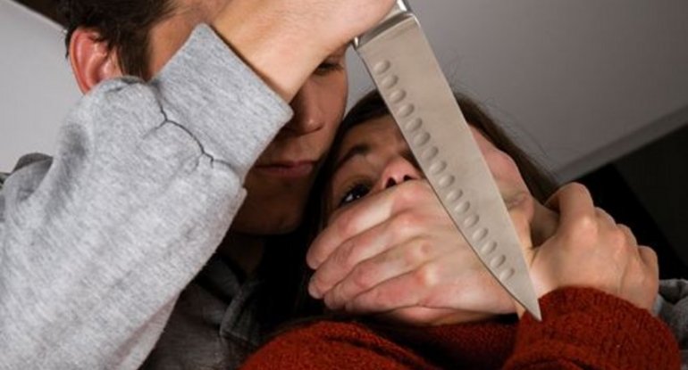 Evə oğurluğa girən şəxs qadını bıçaqlayıb