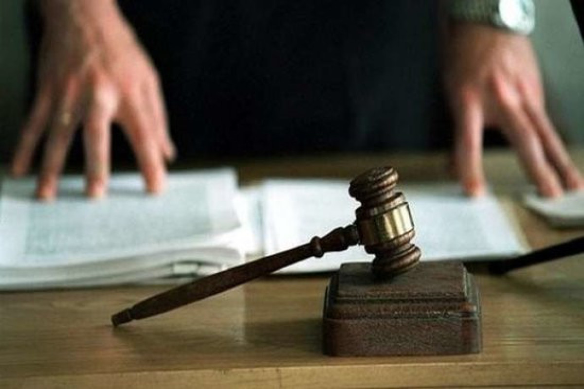 Bir yaşlı oğlunu evdən həyətə tullayan şəxs məhkəmə qarşısına çıxarılır