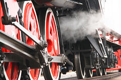 Qadın qatarın altına düşən anasını xilas etmək istəyib, onunla birlikdə ölüb