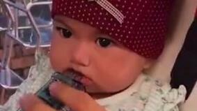 Kişi 7 aylıq körpəyə elektron siqaret verib - VİDEO