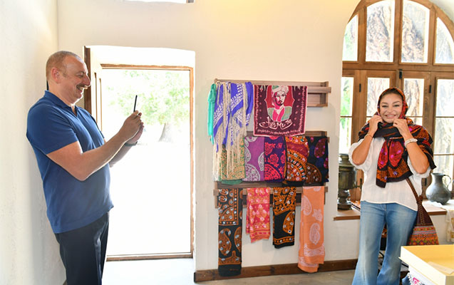 Mehriban Əliyeva kəlağayıya naxış vurdu - Fotolar