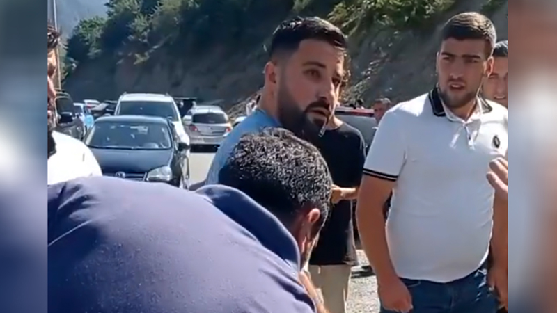 Laza sakinləri turistləri kəndə buraxmadı (SƏBƏB/VİDEO)