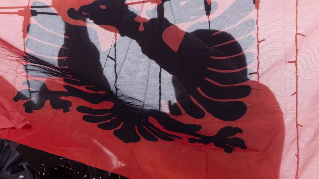 Albaniyada türk bayrağını dənizə atan şəxs saxlanılıb