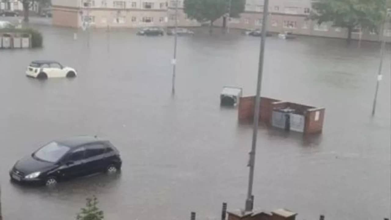 İngiltərəni daşqın: Metro və qatar səfərləri ləğv edildi