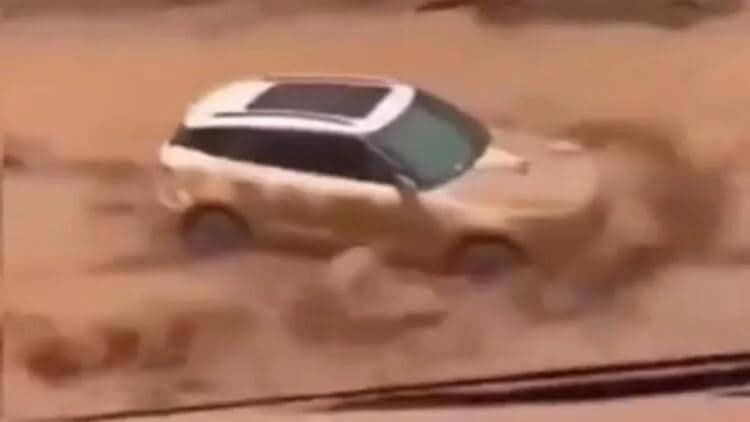 Çində daşqın nəticəsində 16 nəfər həyatını itirib