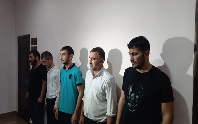 Yaşlı qadının evinə basqın edən 5 nəfər tutuldu - Foto