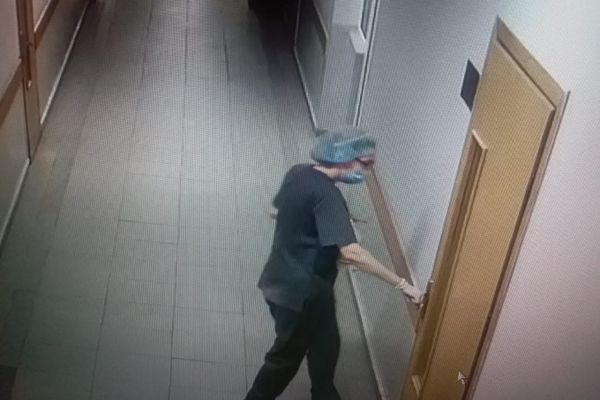 Azərbaycanda film kimi oğurluq: Qadın xəstəxanada xadimə paltarı geyinib... (FOTO)