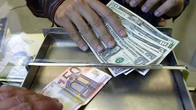 Avro 20 ilin ən aşağı səviyyəsinə düşüb.